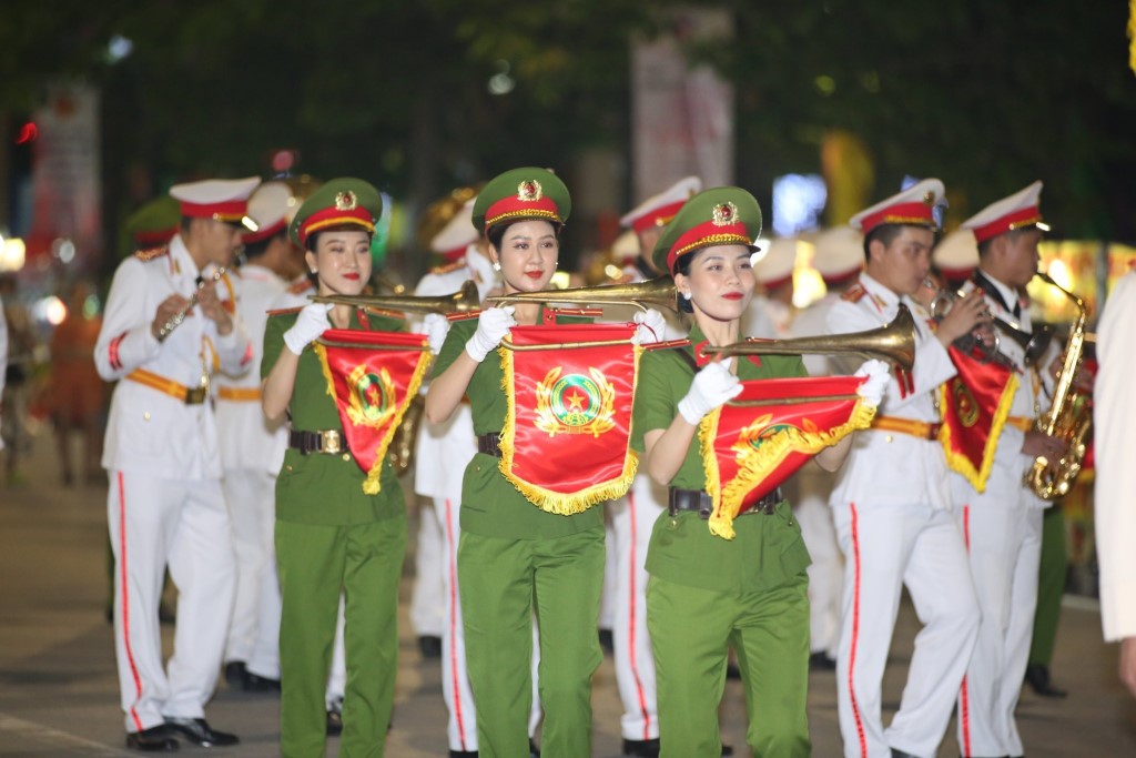Ấn tượng với Đoàn nhạc kèn của Bộ Công an biểu diễn tại phố đi bộ, thành phố Vinh nhân dịp kỷ niệm 155 năm năm sinh bà Hoàng Thị Loan, kỷ niệm 133 năm Ngày sinh Chủ tịch Hồ Chí Minh (19/5/1890 - 19/5/2023) 