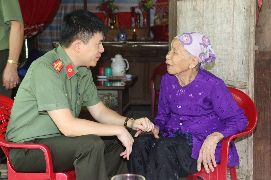 Tặng quà Bà mẹ Việt Nam anh hùng Đỗ Thị Điểm tại xã Hưng Trạch, huyện Bố Trạch