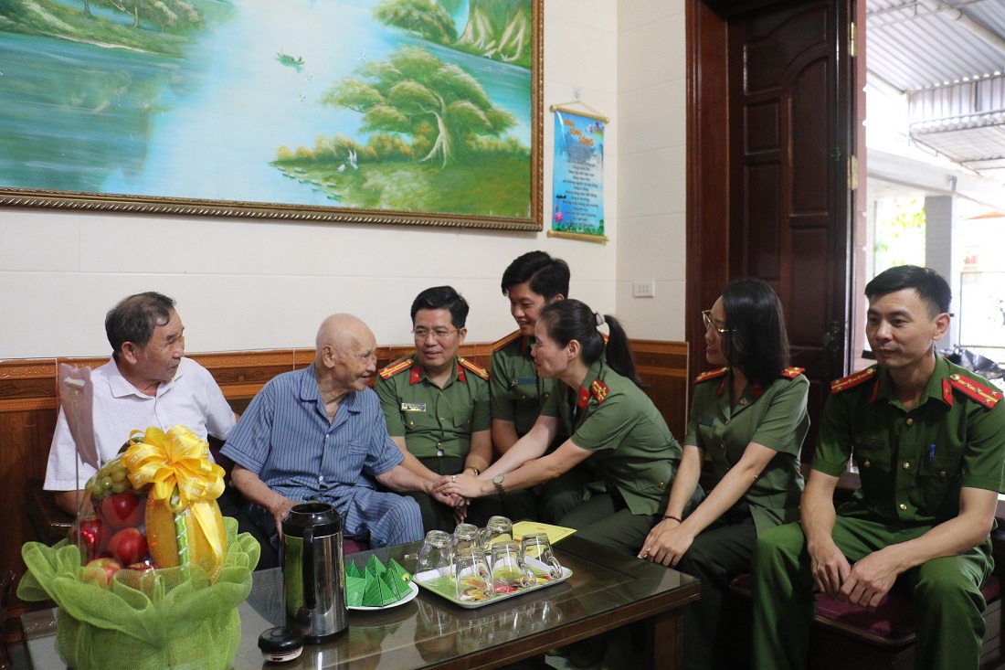 Trò chuyện với ông Trần Thanh Sơn - thương binh tham gia chiến dịch Điện Biên Phủ, cán bộ, chiến sỹ Công an Nghệ An lại càng trân trọng, biết ơn và thấm thía hơn giá trị của độc lập, tự do