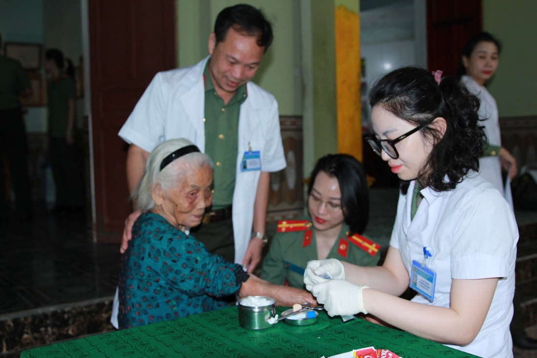 Công an tỉnh Nghệ An nhận phụng dưỡng suốt đời Bà mẹ Việt Nam anh hùng Nguyễn Thị Năm 