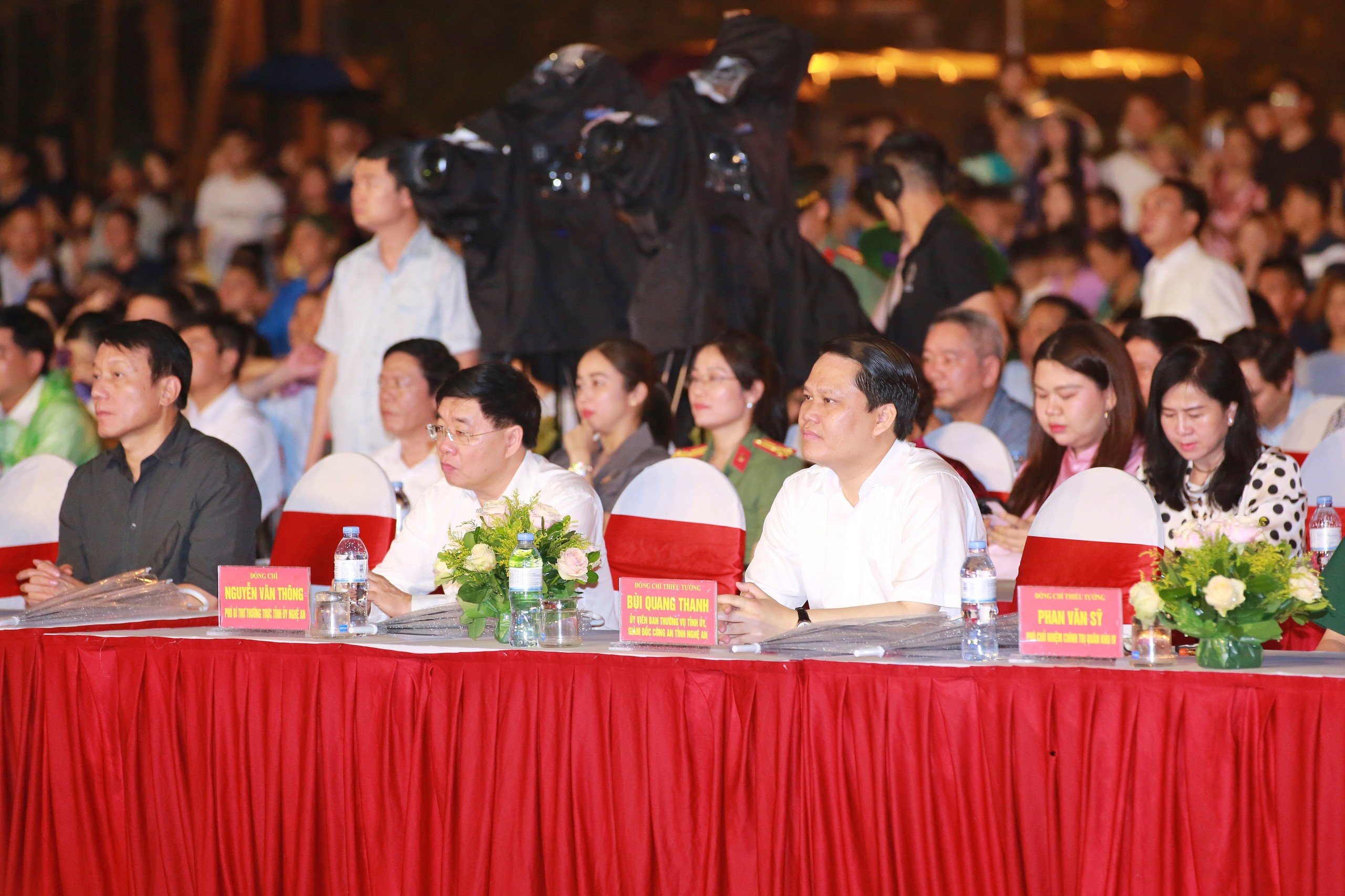 Các đại biểu tham dự buổi lễ