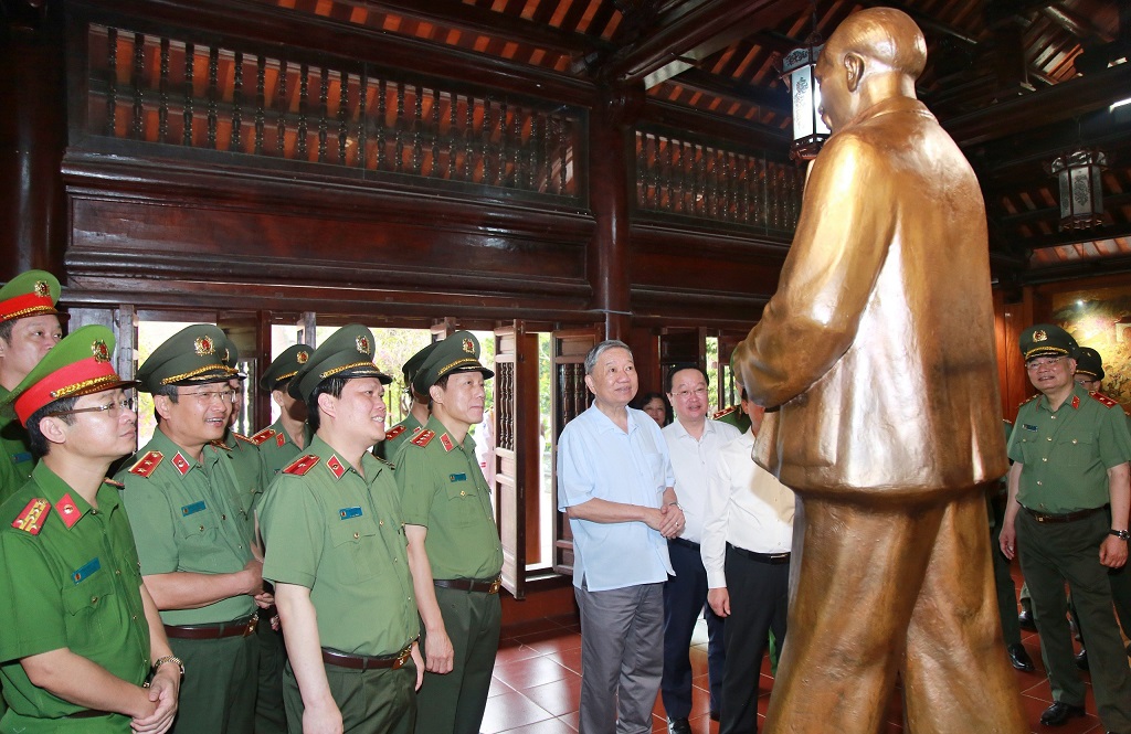 ồng chí Đại tướng Tô Lâm và đoàn đại biểu tham quan Nhà trưng bày tại Khu di tích lịch sử Quốc gia đặc biệt Kim Liên