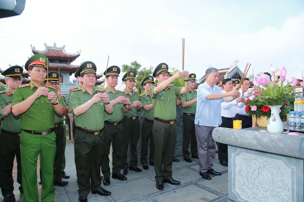 Đoàn đại biểu dâng hương tại Đền Chung Sơn