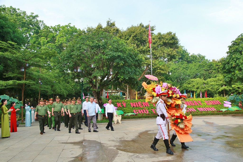 Đoàn đại biểu dâng hoa, dâng hương tưởng niệm Chủ tịch Hồ Chí Minh tại Khu di tích lịch sử Quốc gia đặc biệt Kim Liên	