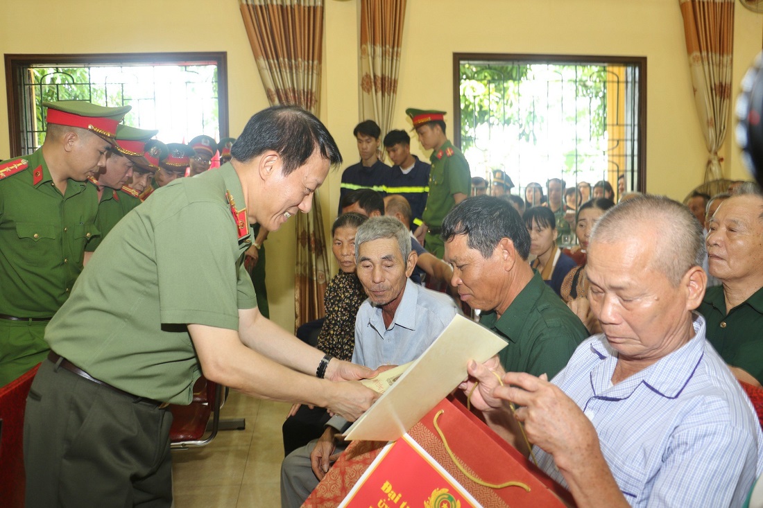 Đồng chí Thượng tướng Lương Tam Quang, Ủy viên Ban Chấp hành Trung ương Đảng, Thứ trưởng Bộ Công an trao quà tặng người có công với cách mạng