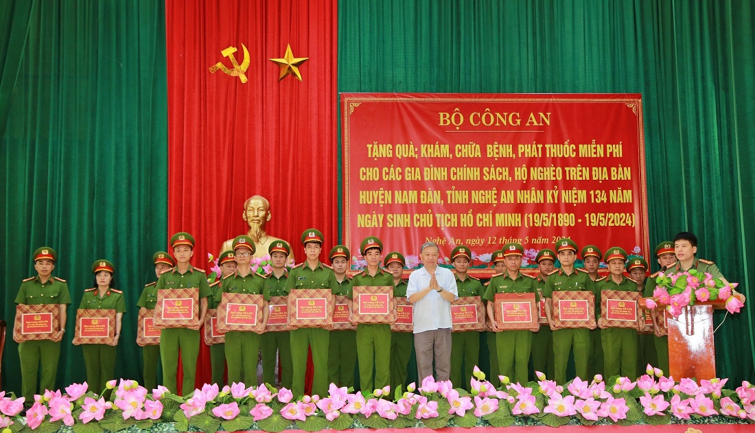 Đồng chí Đại tướng Tô Lâm trao quà tặng cán bộ Công an xã có hoàn cảnh khó khăn 