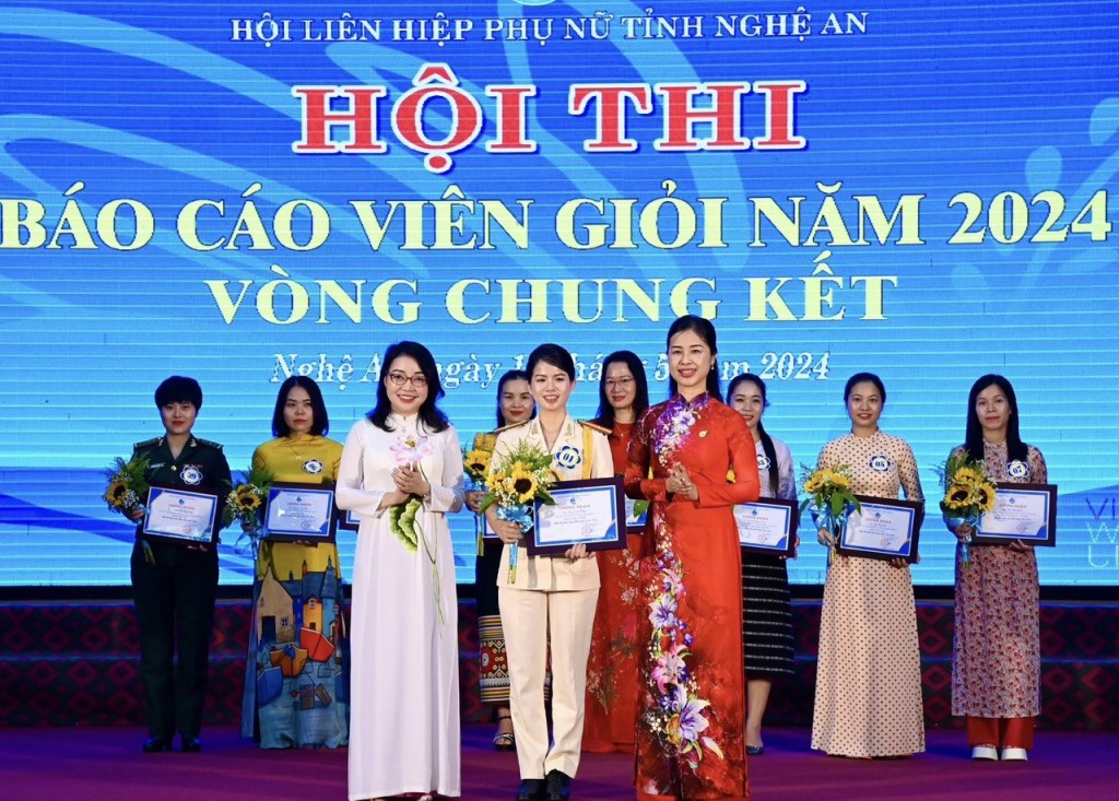 Thiếu tá, Báo cáo viên Đặng Thị Thủy - Phó Chủ tịch Hội Phụ nữ Công an tỉnh xuất sắc giành giải Nhất Hội thi “Báo cáo viên giỏi” năm 2024 