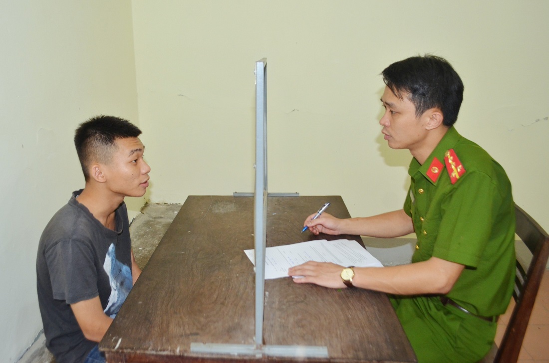 Cán bộ Công an TP Vinh làm việc với đối tượng Nguyễn Trọng Minh