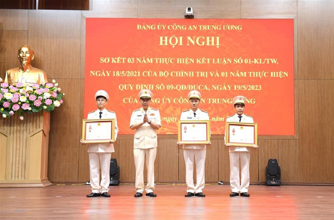 Đồng chí Bộ trưởng Tô Lâm trao Huân chương Chiến công hạng Nhì tặng 01 cá nhân; trao Huân chương Chiến công hạng Ba tặng 02 cá nhân đã lập chiến công xuất sắc