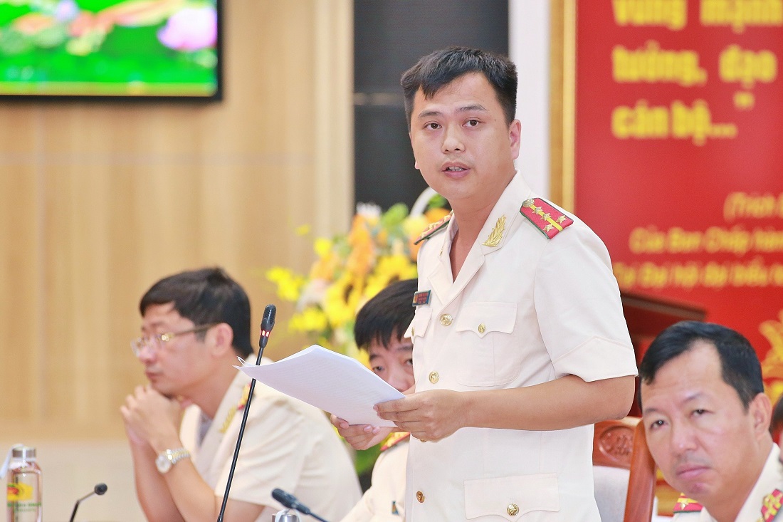 Đại úy Trương Thế Quyền trình bày tham luận tại Hội nghị