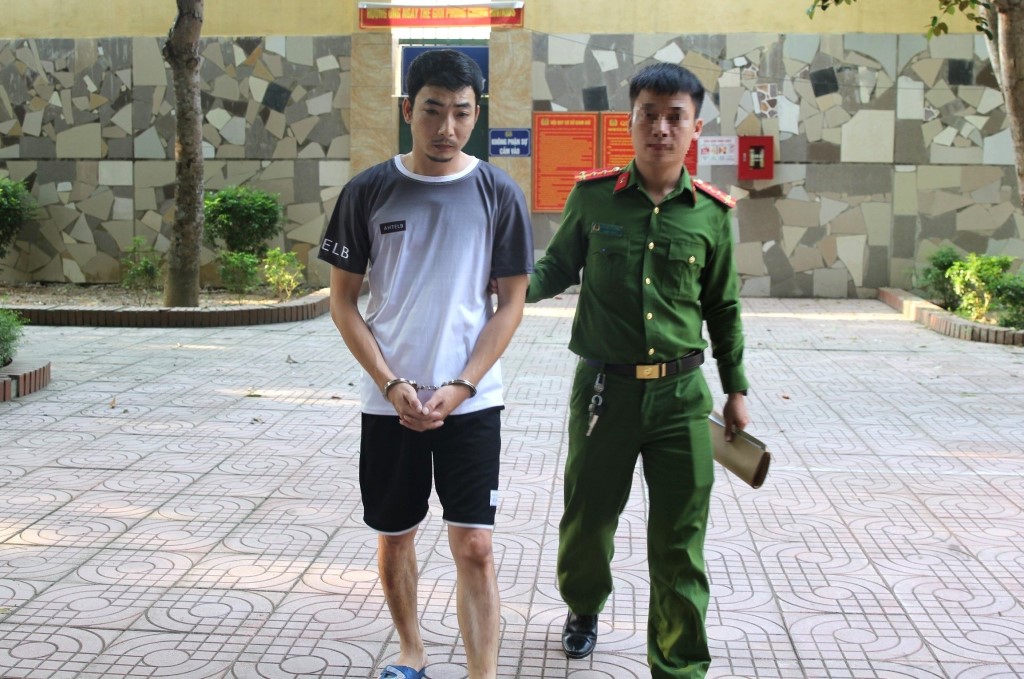 Cơ quan Công an dẫn giải đối tượng Nguyễn Bá Mạnh