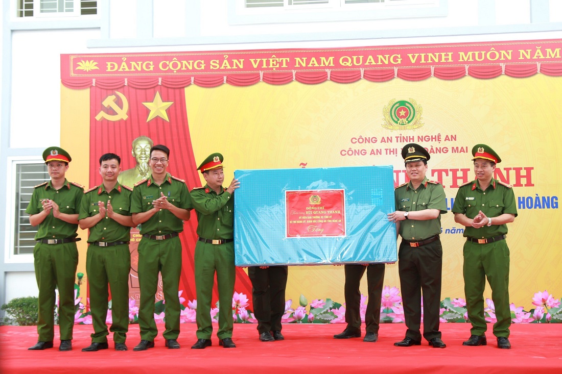 Đồng chí Thiếu tướng Bùi Quang Thanh, Giám đốc Công an tỉnh tặng quà Công an xã Quỳnh Liên
