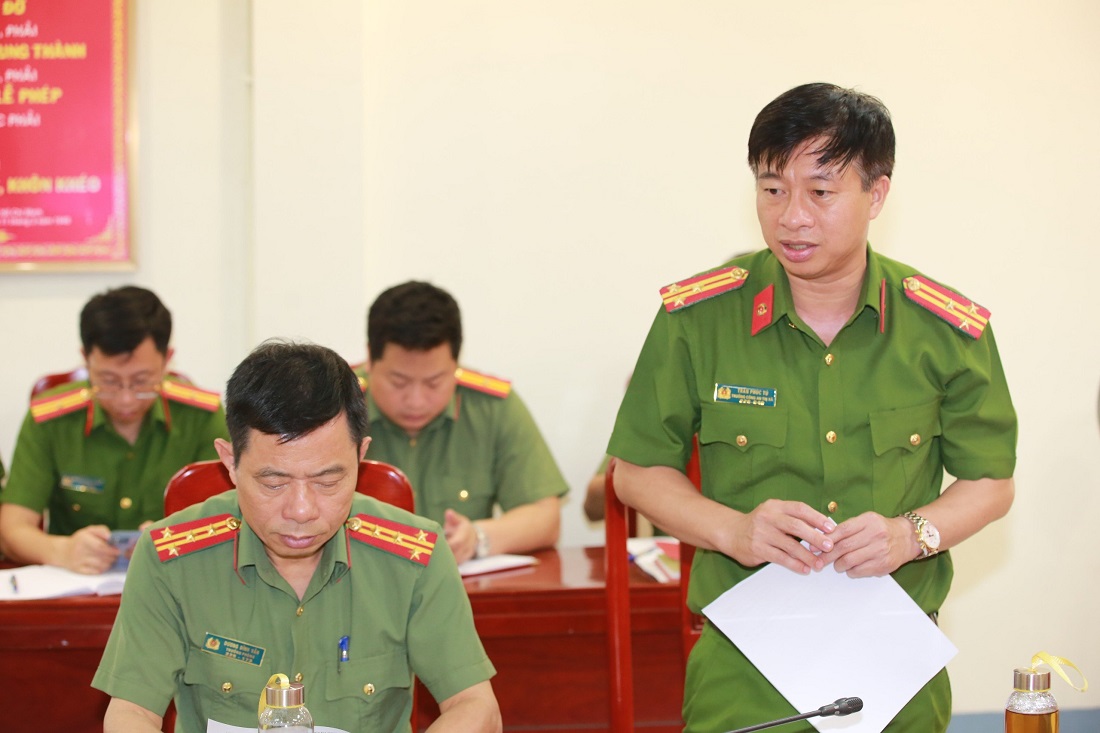 Thượng tá Trần Phúc Tú, Trưởng Công an thị xã Hoàng Mai báo cáo kết quả công tác của đơn vị trong 05 tháng đầu năm