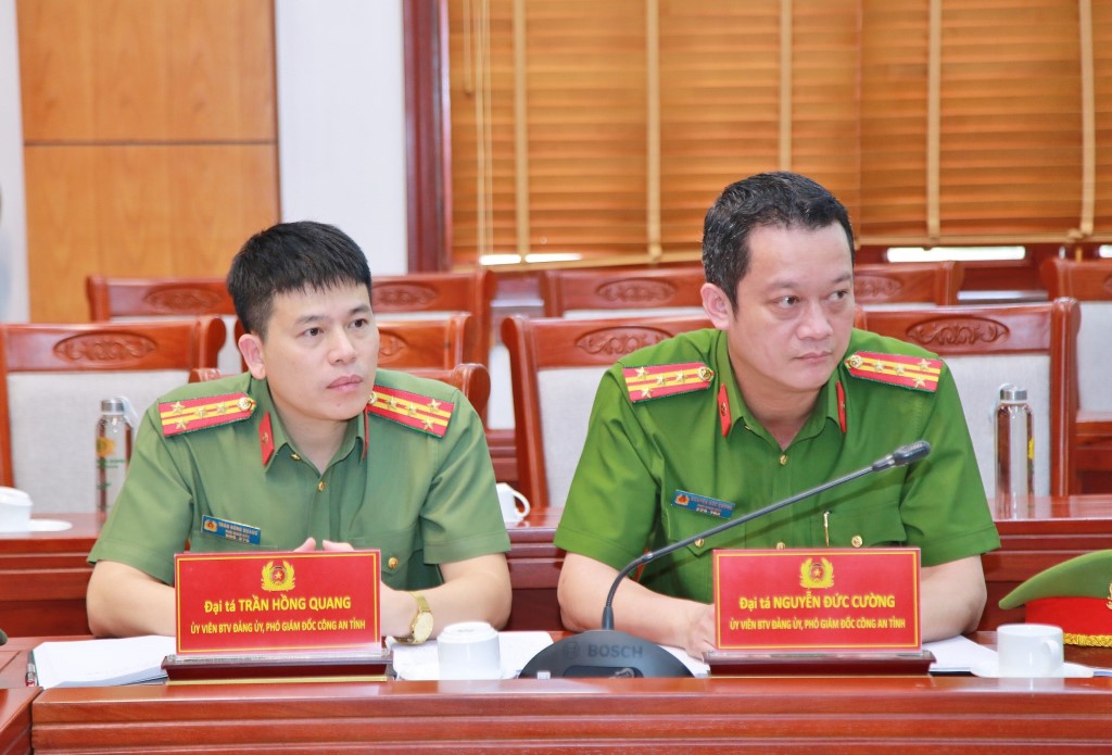 Các đồng chí Phó Giám đốc Công an tỉnh: Đại tá Trần Hồng Quang và Đại tá Nguyễn Đức Cường tham dự Hội nghị