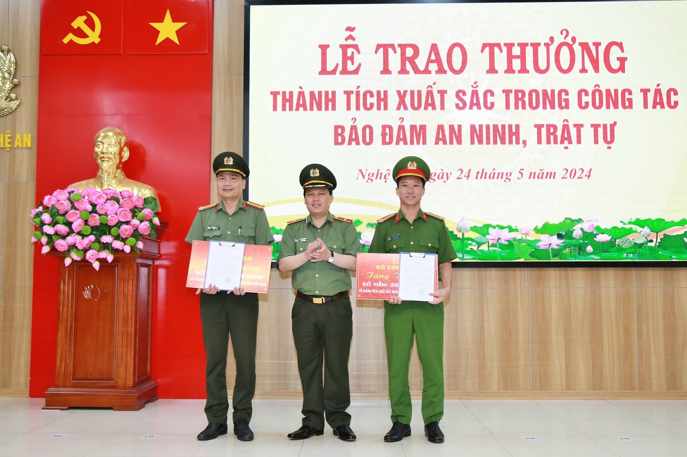 Thừa ủy quyền của Lãnh đạo Bộ Công an, đồng chí Thiếu tướng Bùi Quang Thanh, Giám đốc Công an tỉnh đã trao thưởng cho Phòng Cảnh sát hình sự và Phòng An ninh mạng và phòng, chống tội phạm sử dụng công nghệ cao