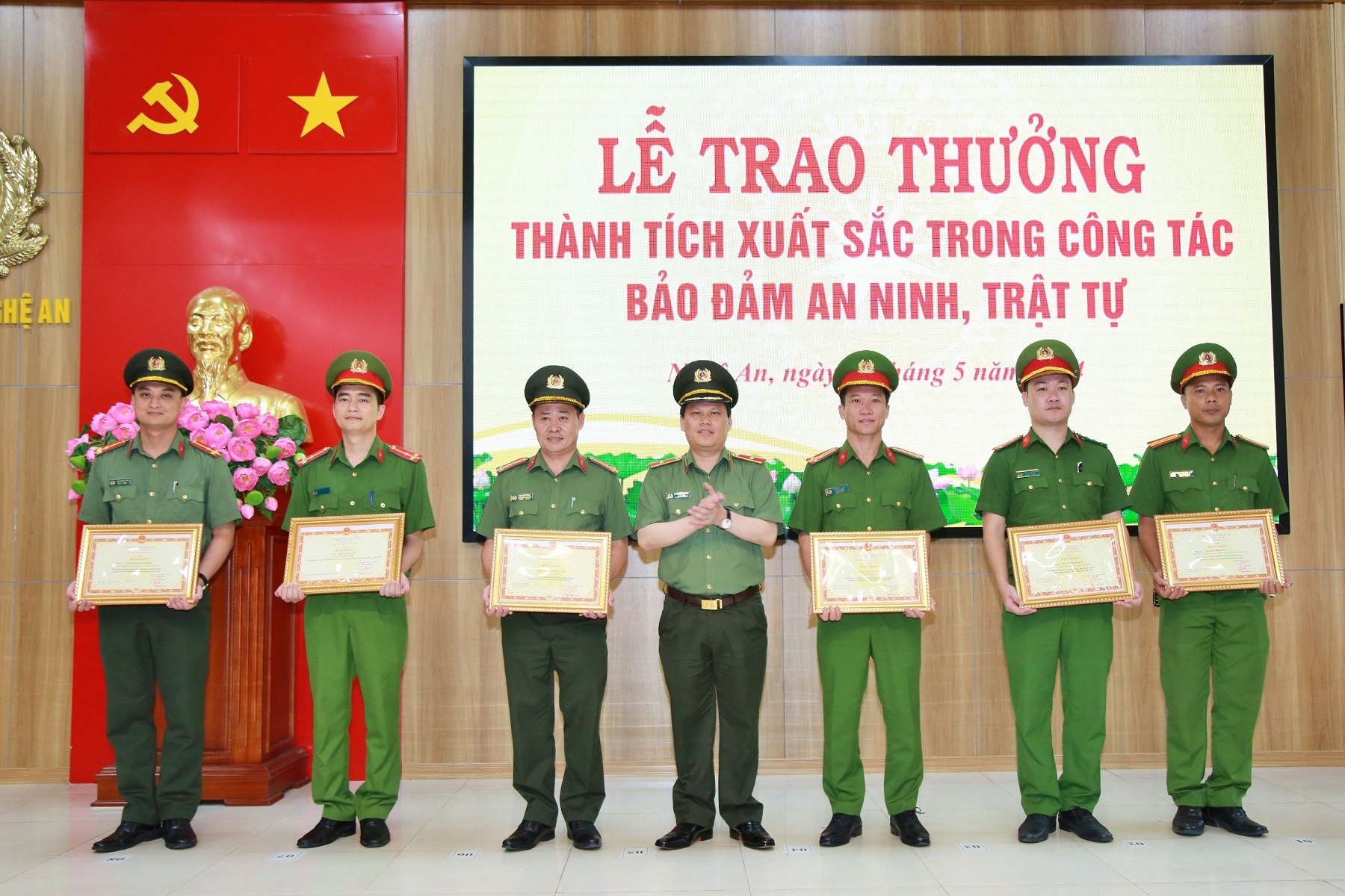 Đồng chí Thiếu tướng Bùi Quang Thanh, Giám đốc Công an tỉnh tỉnh trao Bằng khen của Bộ Công an tặng các tập thể, cá nhân có thành tích xuất sắc
