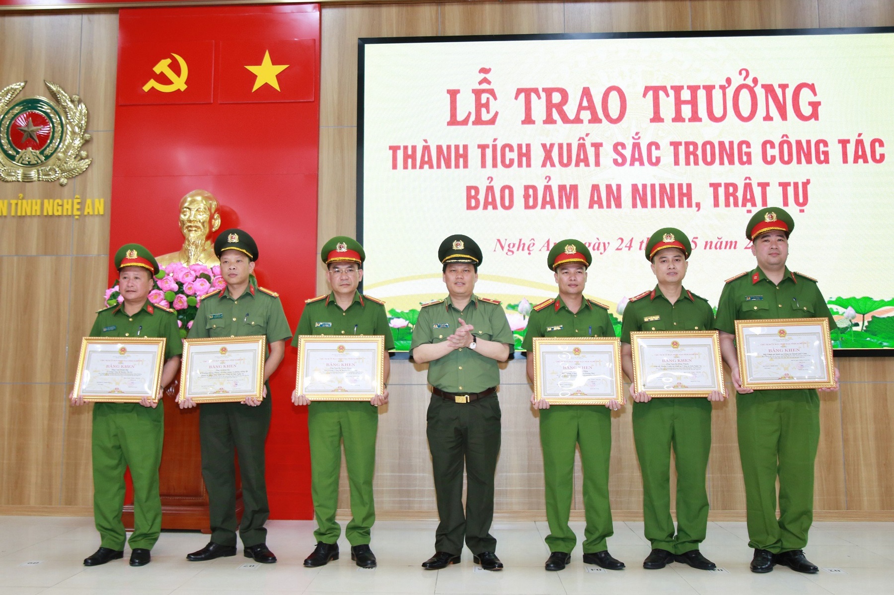 Đồng chí Thiếu tướng Bùi Quang Thanh, Giám đốc Công an tỉnh tỉnh trao Bằng khen của UBND tỉnh tặng các tập thể, cá nhân có thành tích xuất sắc