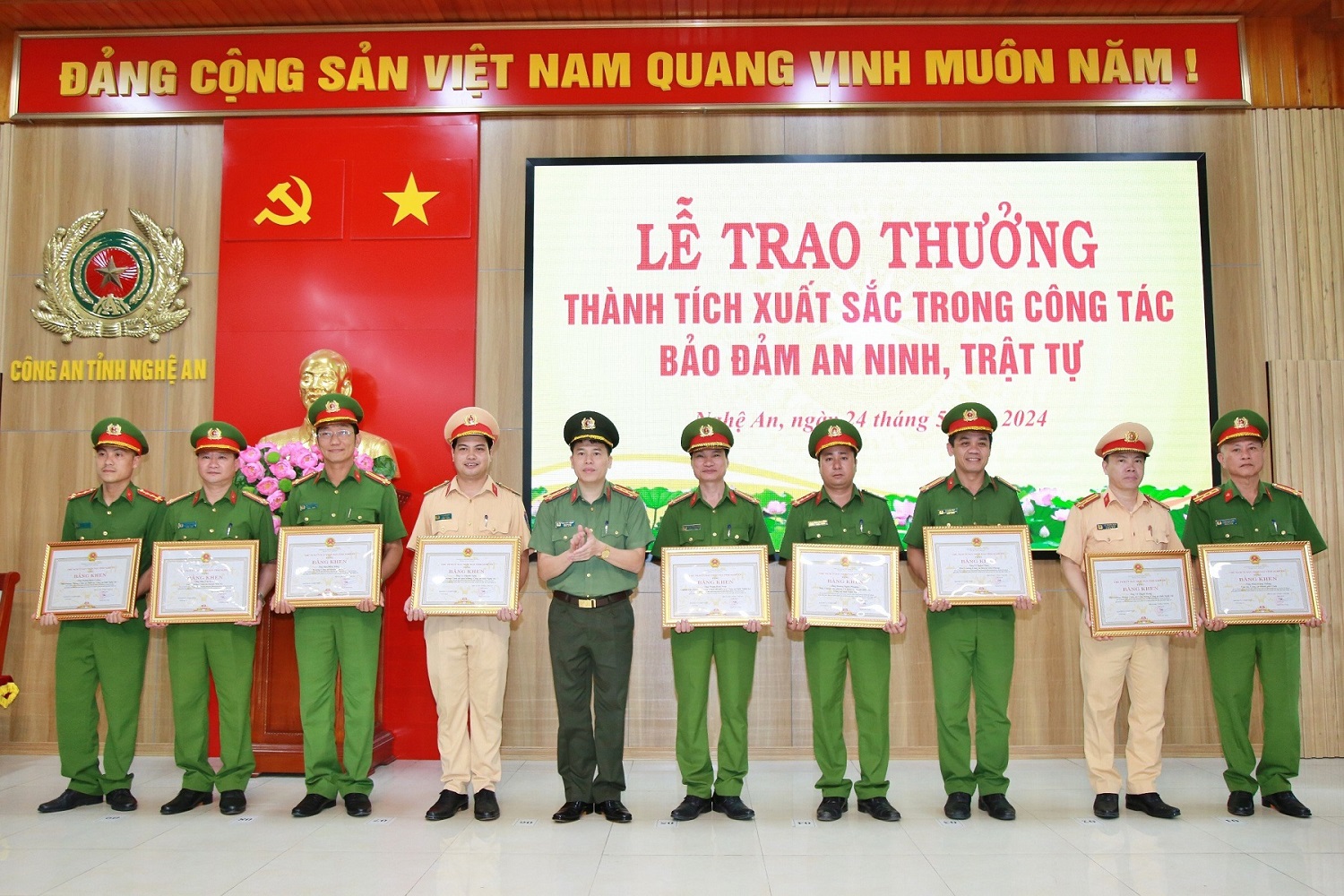 Đồng chí Đại tá Trần Hồng Quang, Phó Giám đốc Công an tỉnh trao Bằng khen của UBND tỉnh tặng các cá nhân có thành tích xuất sắc