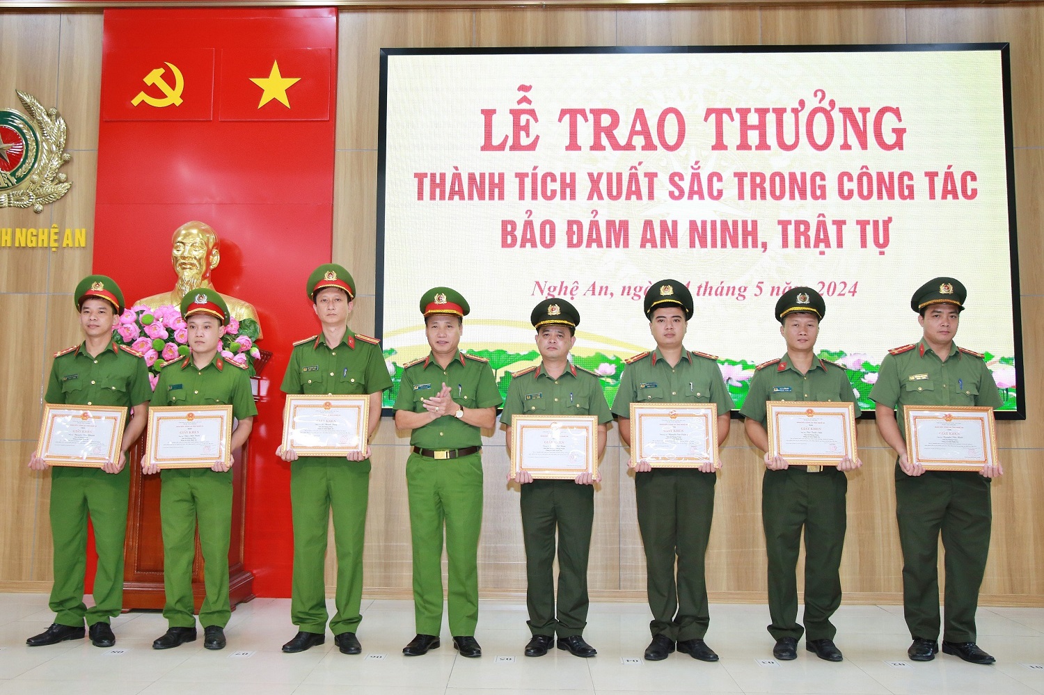 Đại tá Nguyễn Duy Thanh, Phó Giám đốc Công an tỉnh trao Giấy khen của Giám đốc Công an tỉnh tặng các cá nhân có thành tích xuất sắc