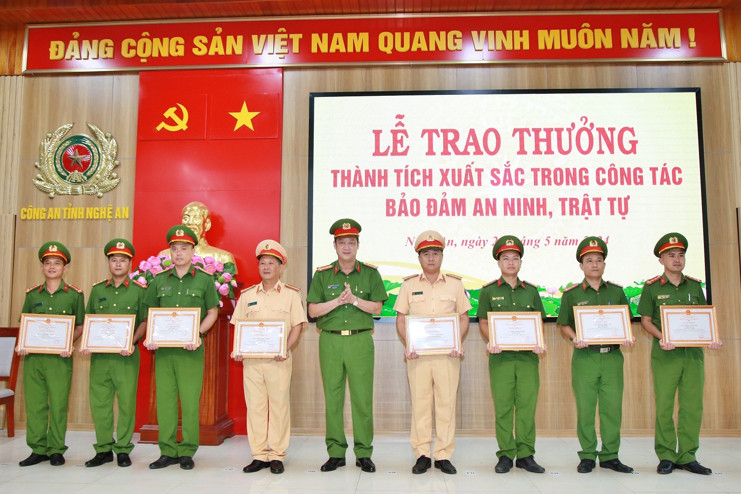 Đại tá Nguyễn Đức Cường, Phó Giám đốc Công an tỉnh trao Giấy khen của Giám đốc Công an tỉnh tặng các cá nhân có thành tích xuất sắc