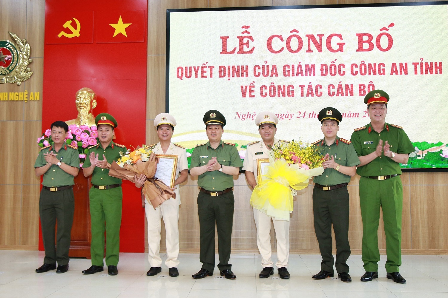 Các đồng chí trong Ban Thường vụ Đảng ủy, Lãnh đạo Công an tỉnh tặng hoa chúc mừng các đồng chí được luân chuyển, điều động