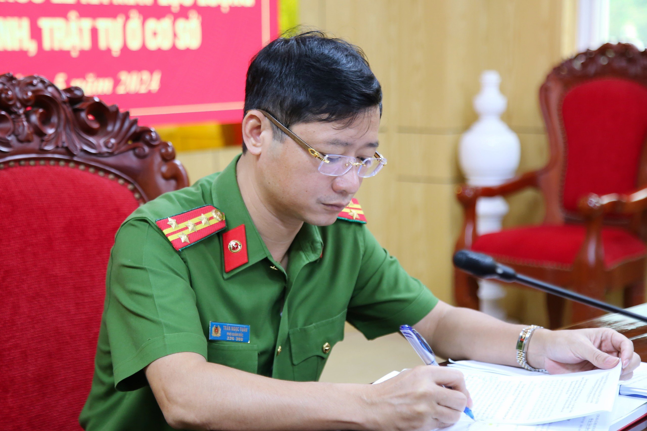 Đồng chí Đại tá Trần Ngọc Tuấn, Phó Giám đốc Công an tỉnh chủ trì Hội nghị tại điểm cầu Nghệ An