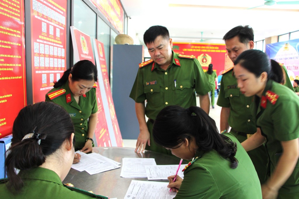 Đông đảo cán bộ, chiến sĩ và Lãnh đạo đơn vị có mặt từ sáng sớm để tham gia hiến máu