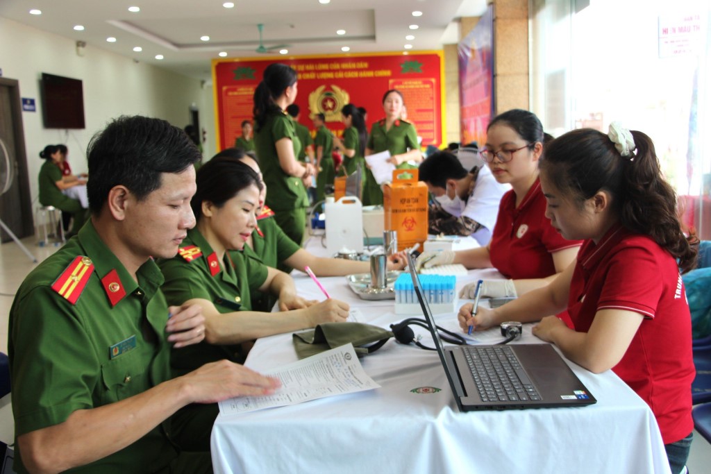 Kiểm tra, xét nghiệm, sàng lọc máu trước khi tham gia hiến máu