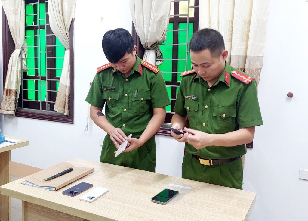 Công an huyện Diễn Châu kiểm tra tang vật thu giữ 