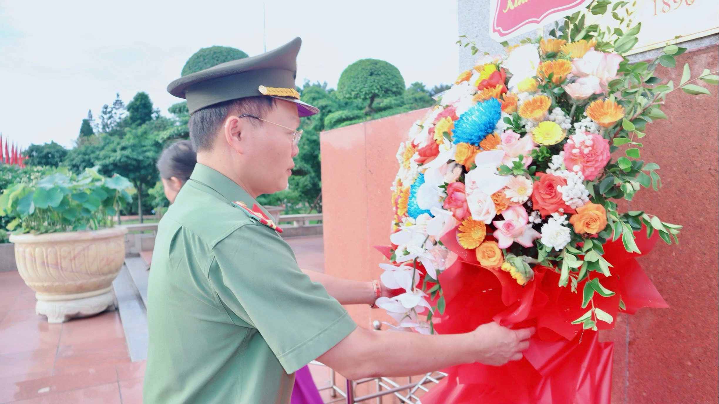 Thượng tá Chu Đăng Phan, Trưởng phòng Thanh tra Công an tỉnh dâng hoa, báo công tại Quảng trường Hồ Chí Minh