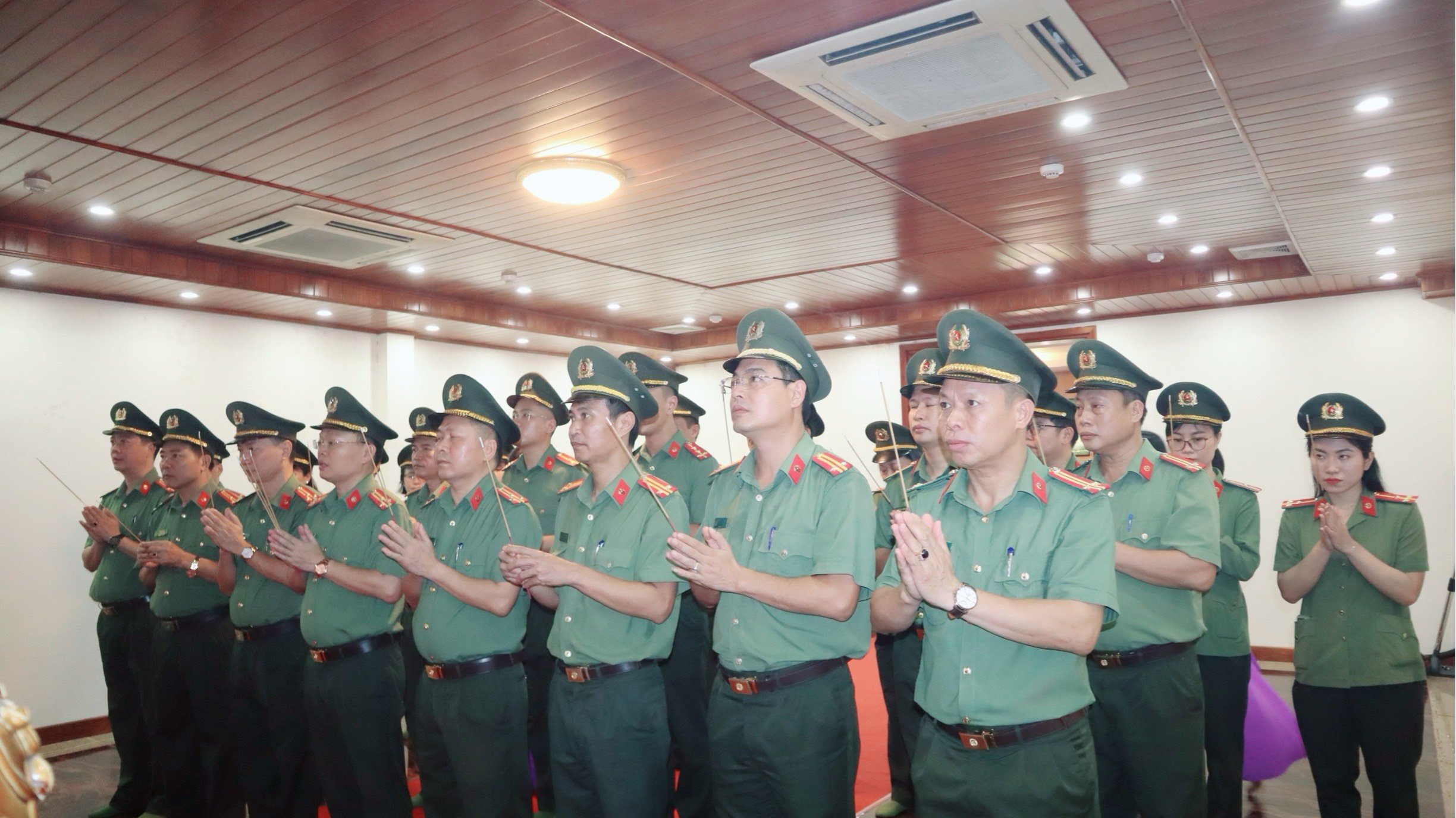 Tập thể lãnh đạo, cán bộ, chiến sỹ 02 đơn vị dâng hương lên anh linh Chủ tịch Hồ Chí Minh