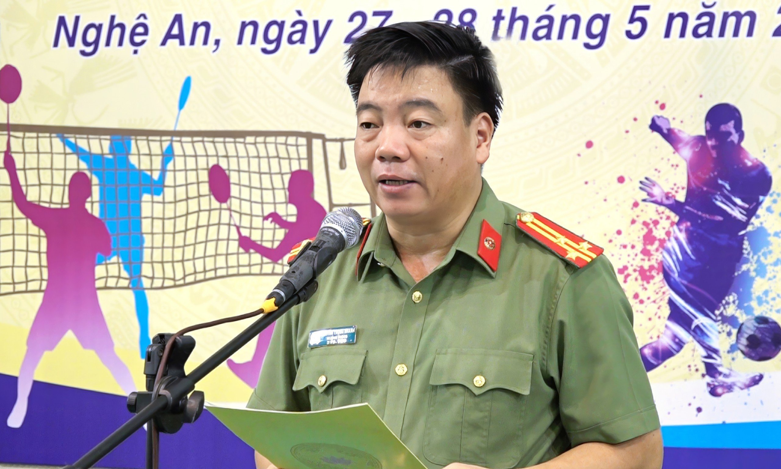 Thượng tá Nguyễn Trọng Khanh, Trưởng phòng Công tác Đảng và công tác chính trị phát biểu khai mạc giải cầu lông