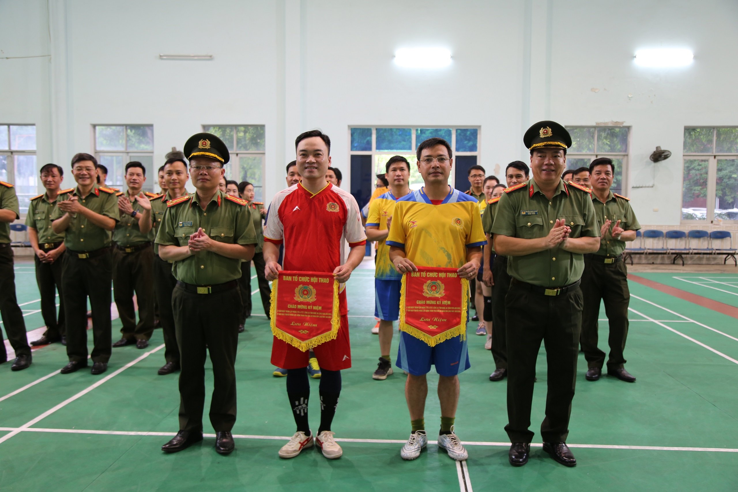 Lãnh đạo 02 đơn vị tặng cờ lưu niệm cho các vận động viên tham gia giải cầu lông