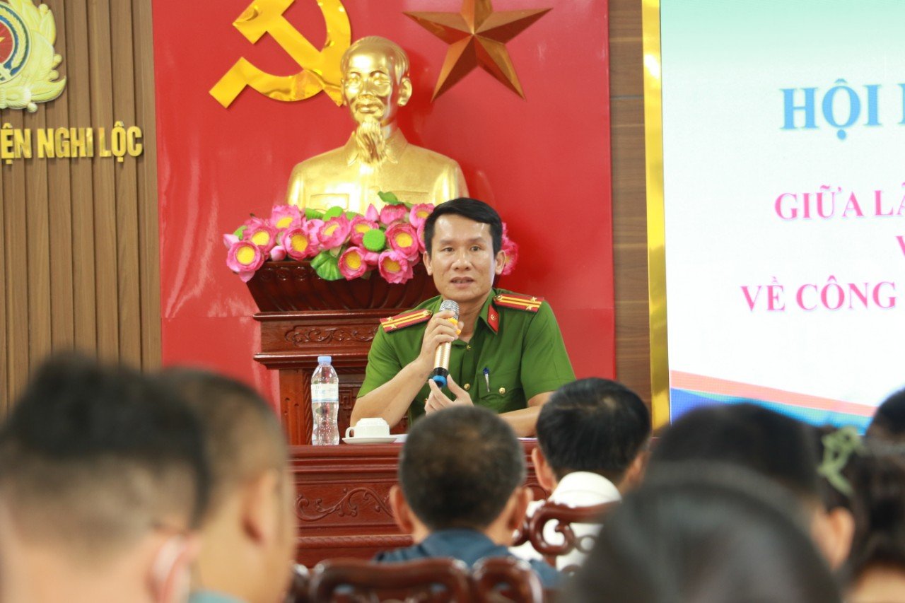 Trung tá Lê Đức Dũng - Trưởng Công an huyện Nghi Lộc lắng nghe ý kiến các doanh nghiệp về công tác cải cách hành chính
