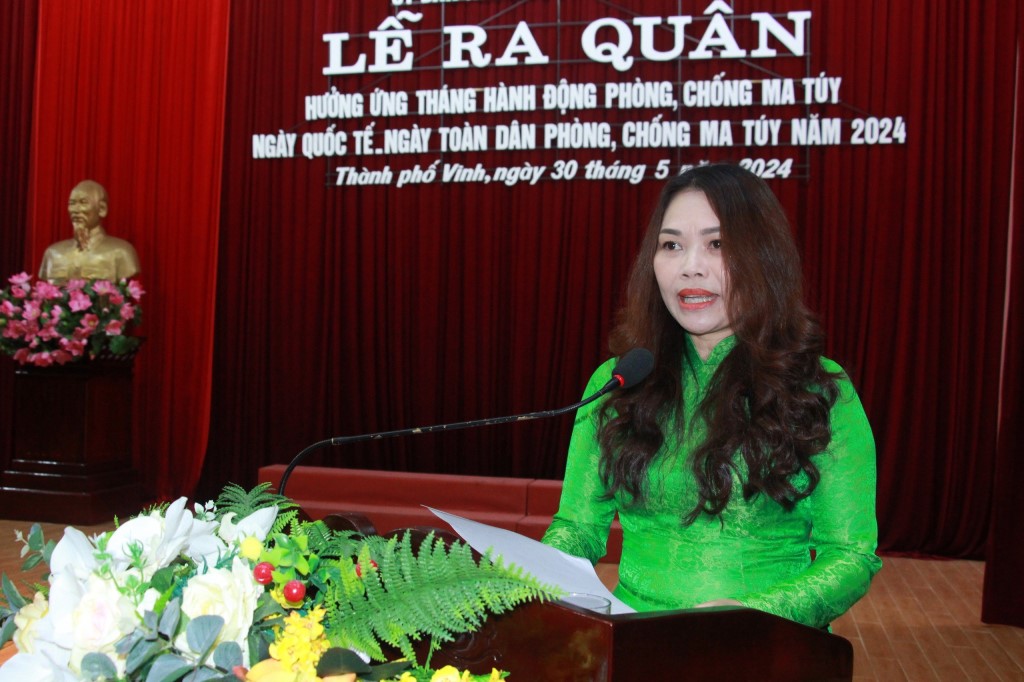Đồng chí Trần Thị Cẩm Tú – Phó Chủ tịch UBND TP Vinh phát biểu tại Lễ ra quân 