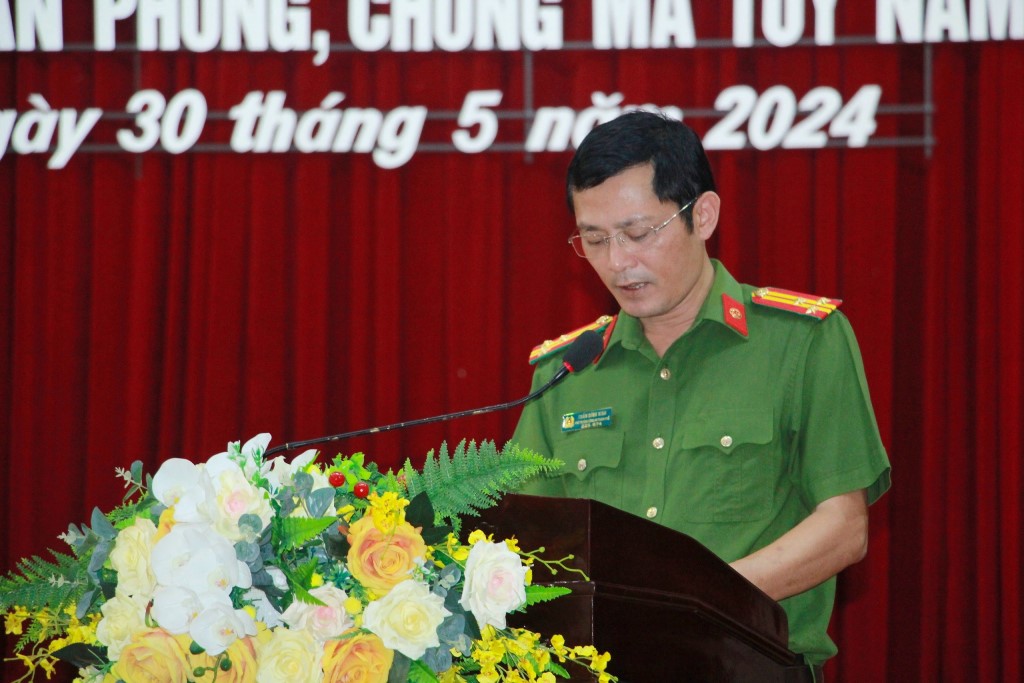 Đồng chí Thượng tá Trần Đức Vinh – Phó Trưởng Công an TP Vinh phát biểu tại Lễ ra quân