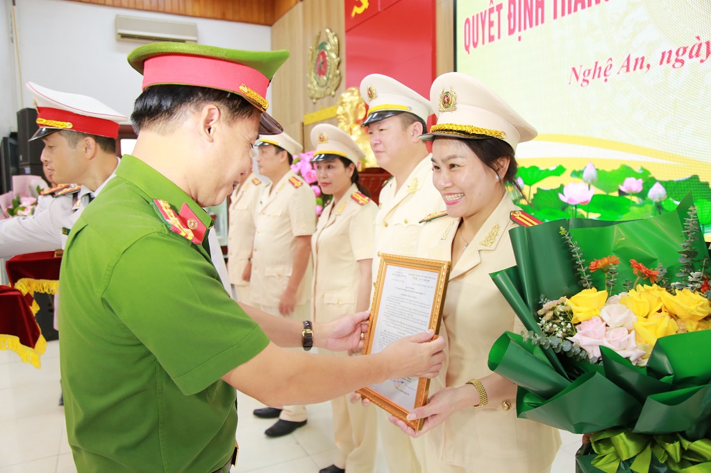 Đồng chí Đại tá Nguyễn Duy Thanh, Phó Giám đốc Công an tỉnh trao Quyết định và tặng hoa chúc mừng