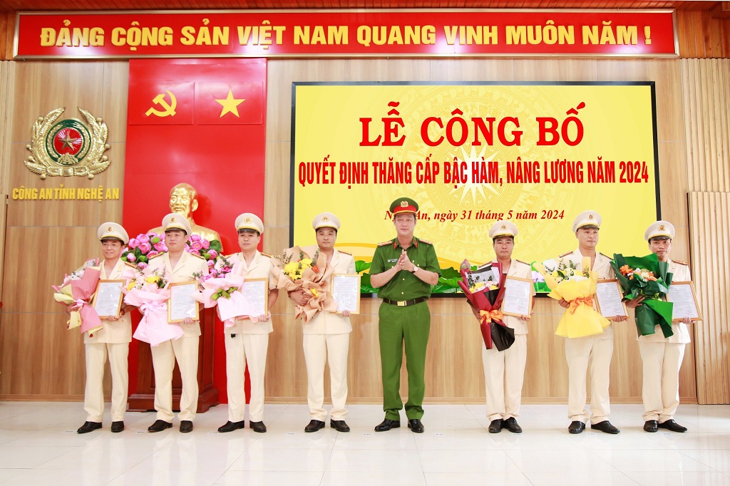 Đồng chí Đại tá Nguyễn Đức Cường, Phó Giám đốc Công an tỉnh trao Quyết định và tặng hoa chúc mừng