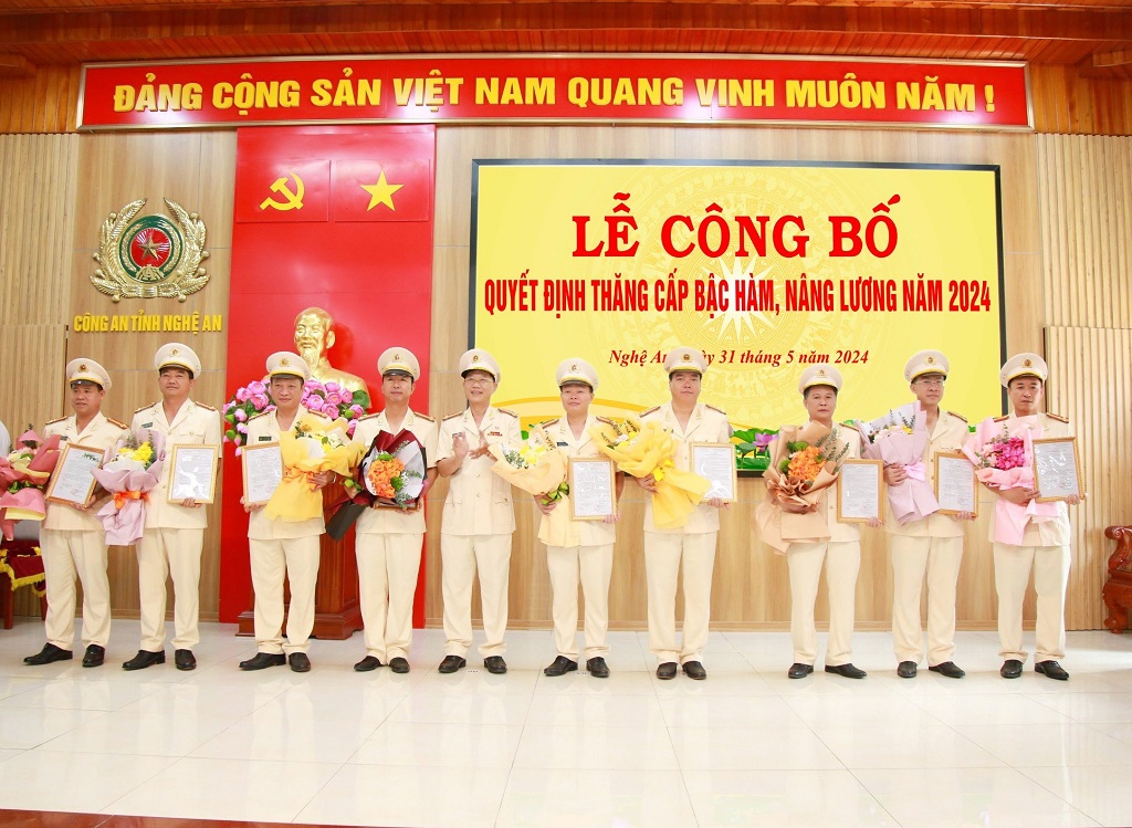 Đồng chí Đại tá Lê Văn Thái, Phó Giám đốc Công an tỉnh trao Quyết định và tặng hoa chúc mừng