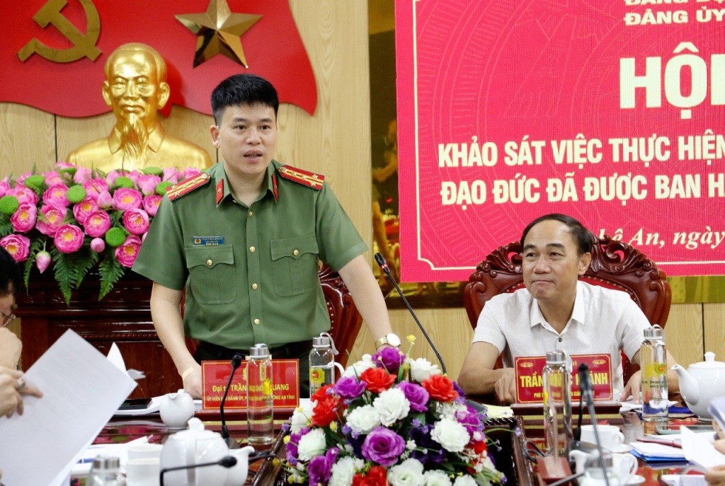 Đồng chí Đại tá Trần Hồng Quang, Phó Giám đốc Công an tỉnh phát biểu tại Hội nghị 