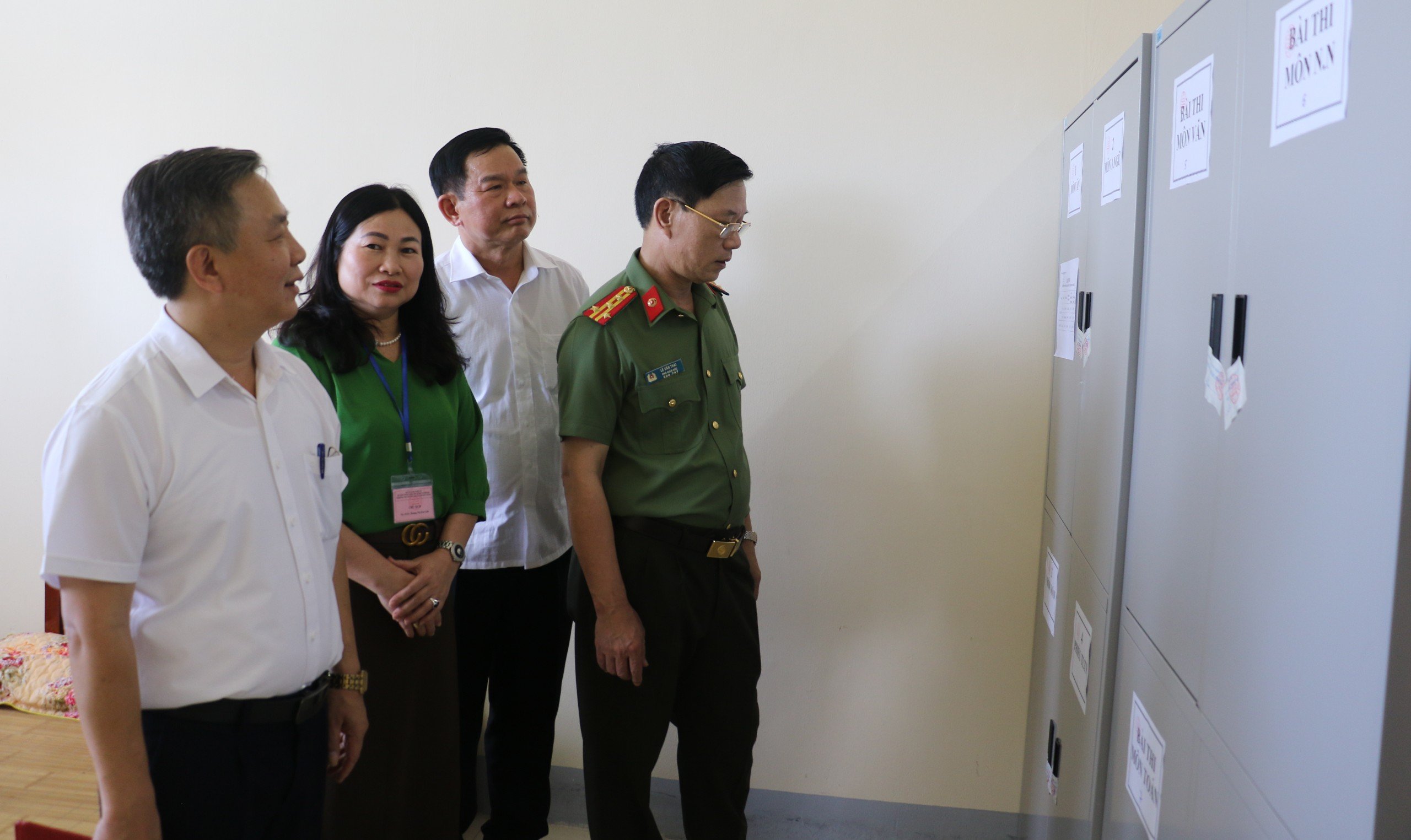 Đồng chí Đại tá Lê Văn Thái kiểm tra phòng bảo quản đề thi, bài thi tại Hội đồng  thi Trường THPT Nguyễn Duy Trinh