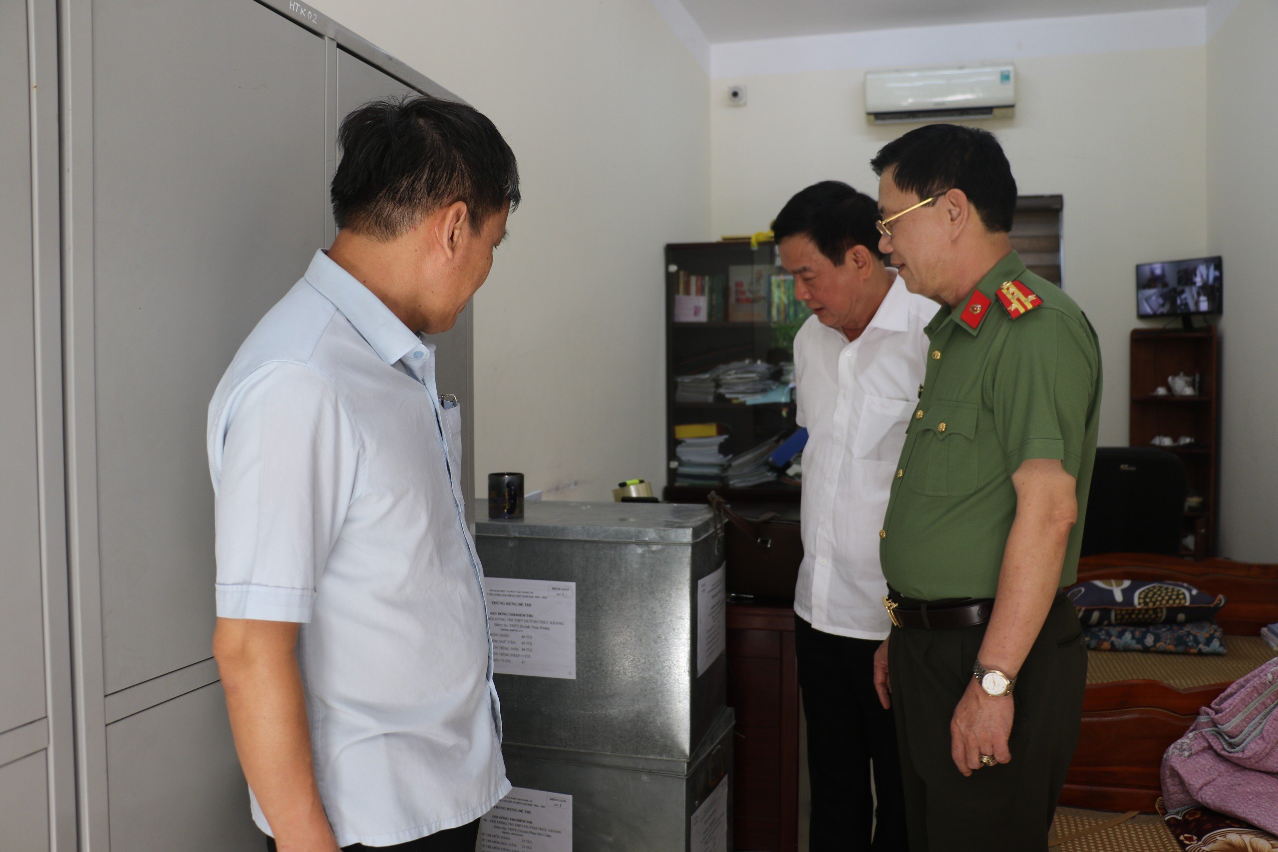 Đại tá Lê Văn Thái, Phó Giám đốc Công an tỉnh trực tiếp kiểm tra công tác ANTT chuẩn bị Kỳ thi tại trường THPT Huỳnh Thúc Kháng