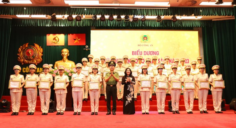 Thứ trưởng Trần Quốc Tỏ và Thứ trưởng Bộ Lao động - Thương binh và xã hội Nguyễn Thị Hà trao biểu trưng và chứng nhận tặng các Nữ Công an cơ sở xuất sắc năm 2023. (ảnh Báo CAND)