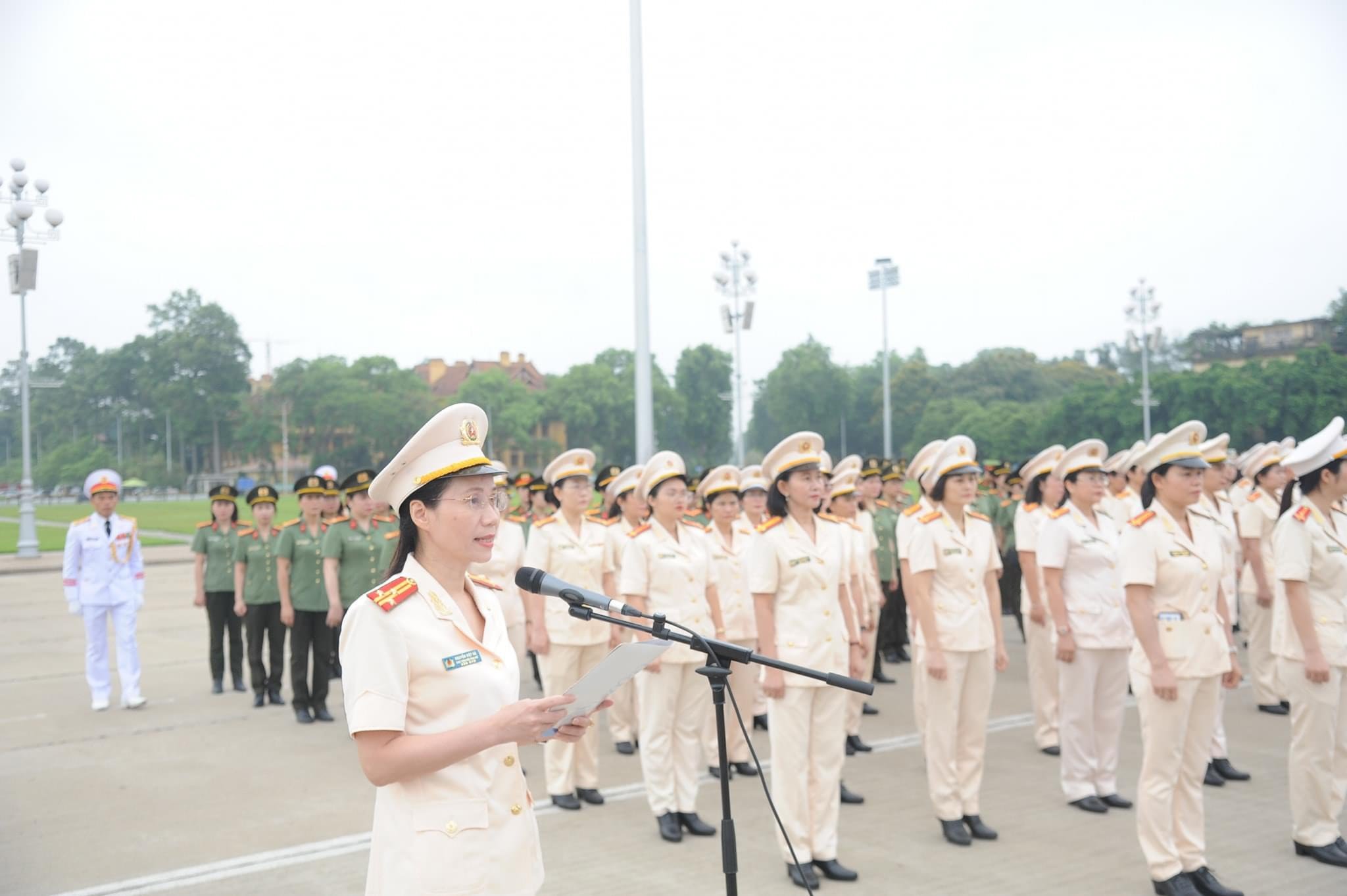 Thượng tá Nguyễn Việt Hà, Trưởng Ban Phụ nữ Công an tỉnh Nghệ An phát biểu cảm tưởng và thể hiện quyết tâm thư tại Lăng Chủ tịch Hồ Chí Minh.
