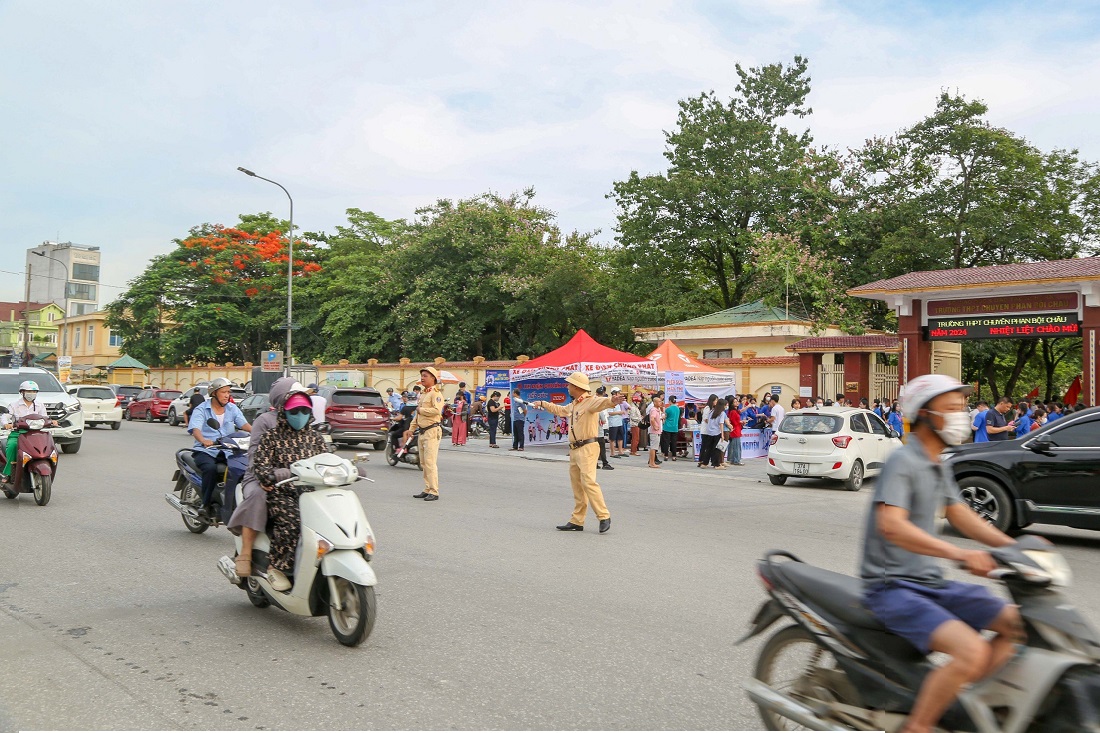 Lực lượng Cảnh sát giao thông làm nhiệm vụ tại điểm thi Trường THPT chuyên Phan Bội Châu (TP Vinh)