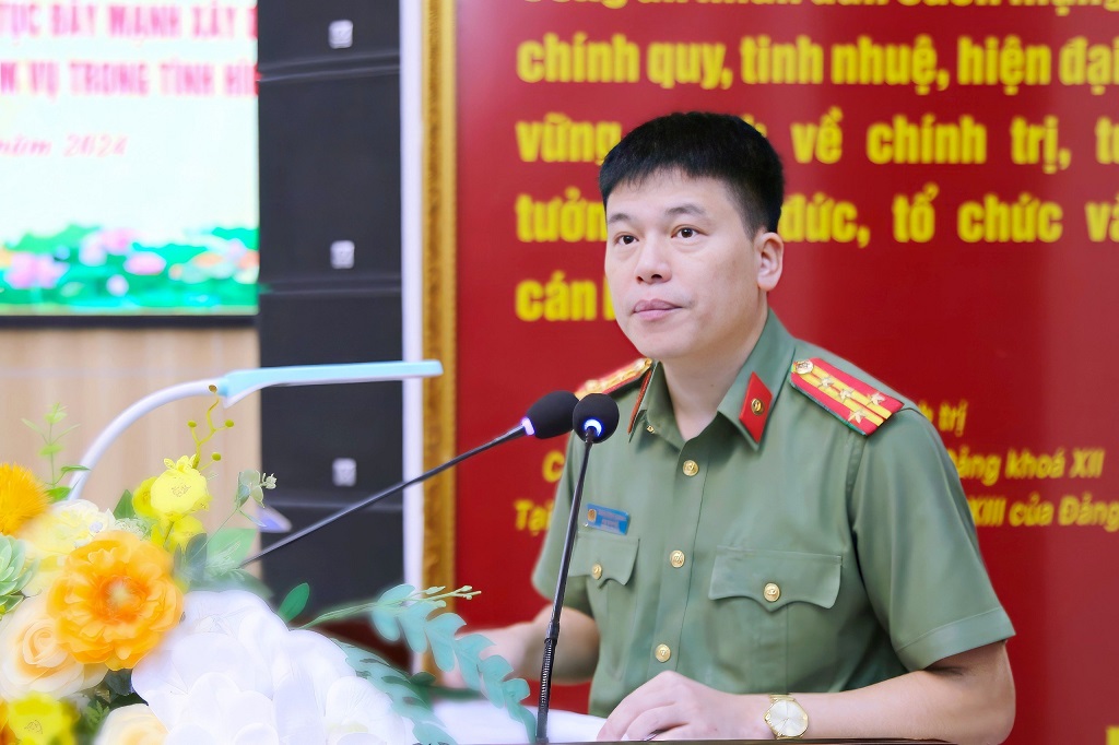 Đồng chí Đại tá Trần Hồng Quang - Phó Giám đốc Công an tỉnh trình bày Báo cáo sơ kết 02 năm thực hiện Nghị quyết số 12  