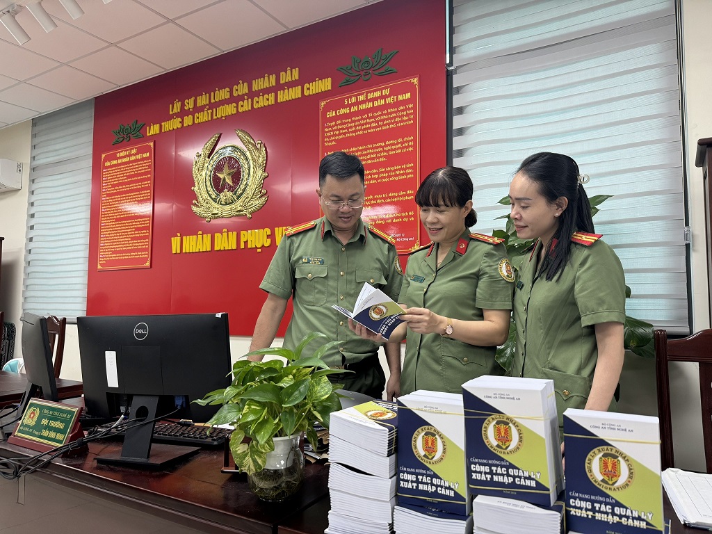 Cẩm nang có nội dung ngắn gọn, dễ hiểu với thiết kế đẹp, nhỏ gọn, bố cục hợp lý – là cuốn tài liệu quý hỗ trợ lực lượng Công an cấp xã trong công tác quản lý xuất, nhập cảnh