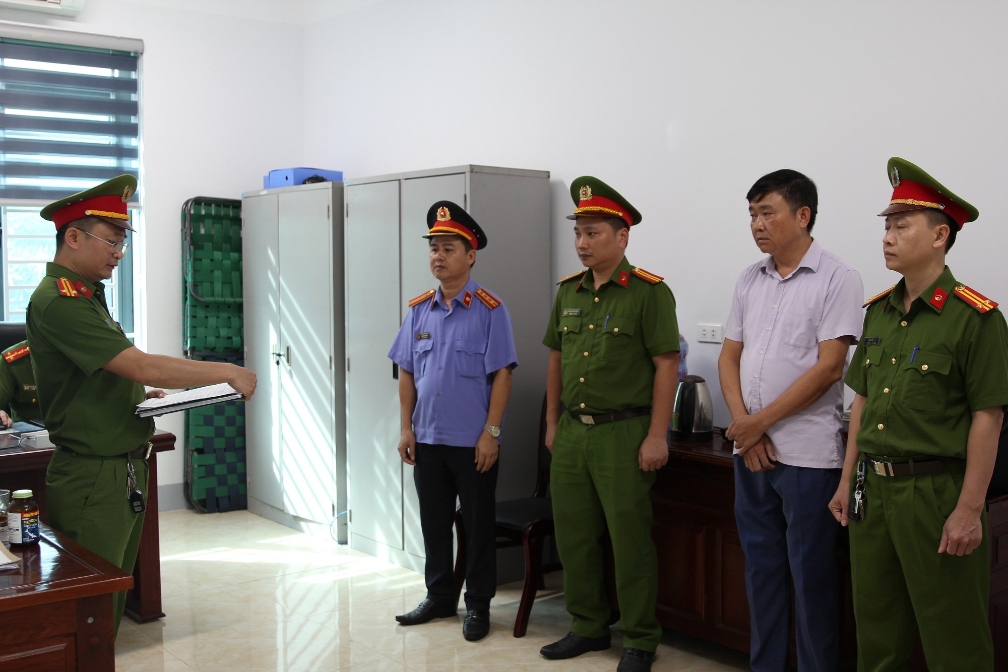 Cơ quan chức năng tống đạt quyết định khởi tố bị can đối với Nguyễn Trường Thi