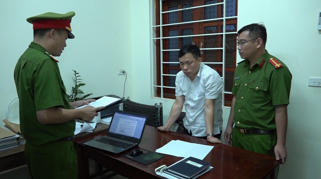 Cơ quan CSĐT đọc lệnh bắt bị can để tạm giam đối với Trần Đức Lợi - Phó Chủ tịch UBND huyện Quỳ Hợp
