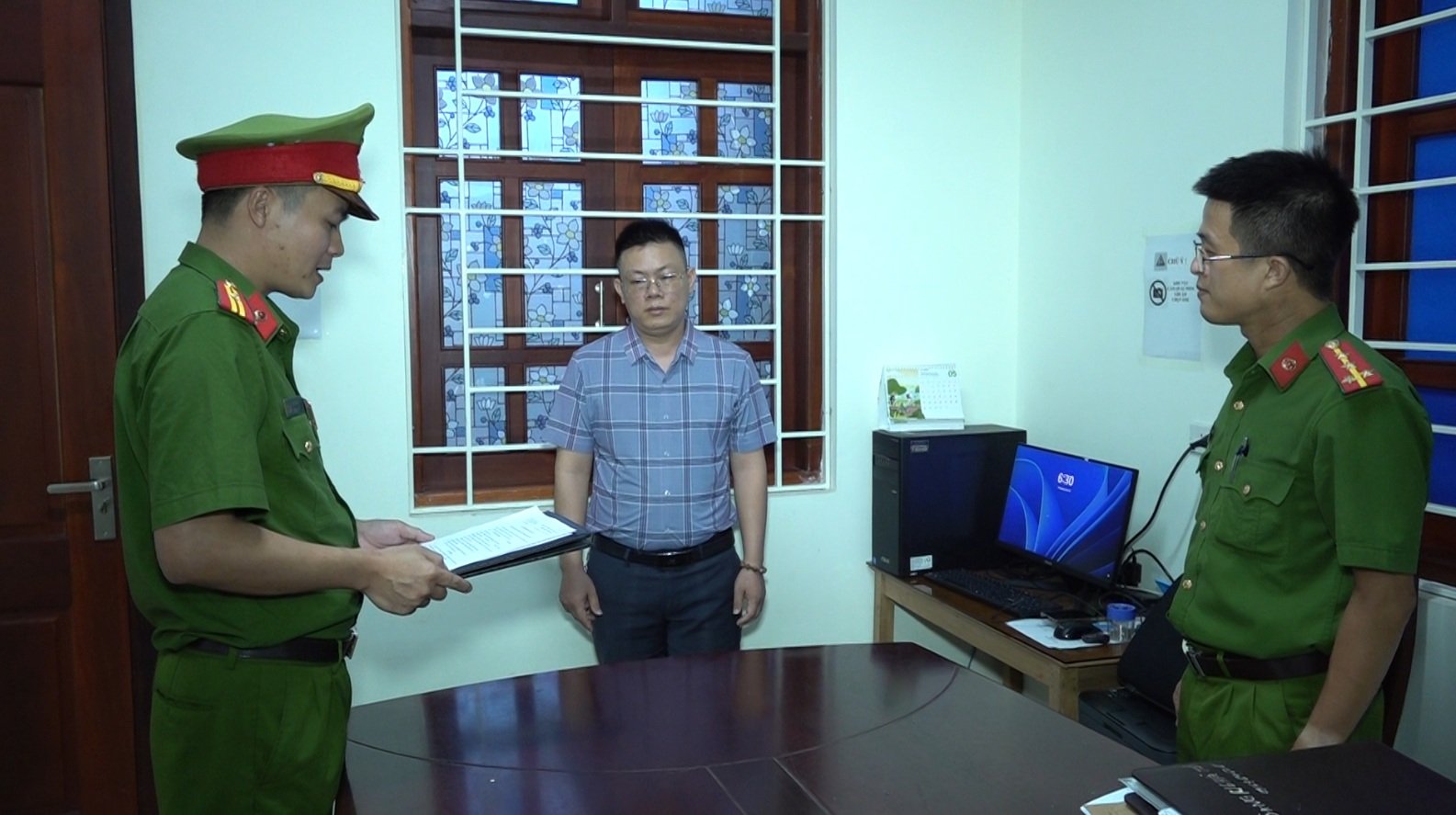 Công bố quyết định khởi tố và đọc lệnh bắt bị can để tạm giam đối với Nguyễn Văn Khoa, Giám đốc Công ty cổ phần môi trường Việt Anh